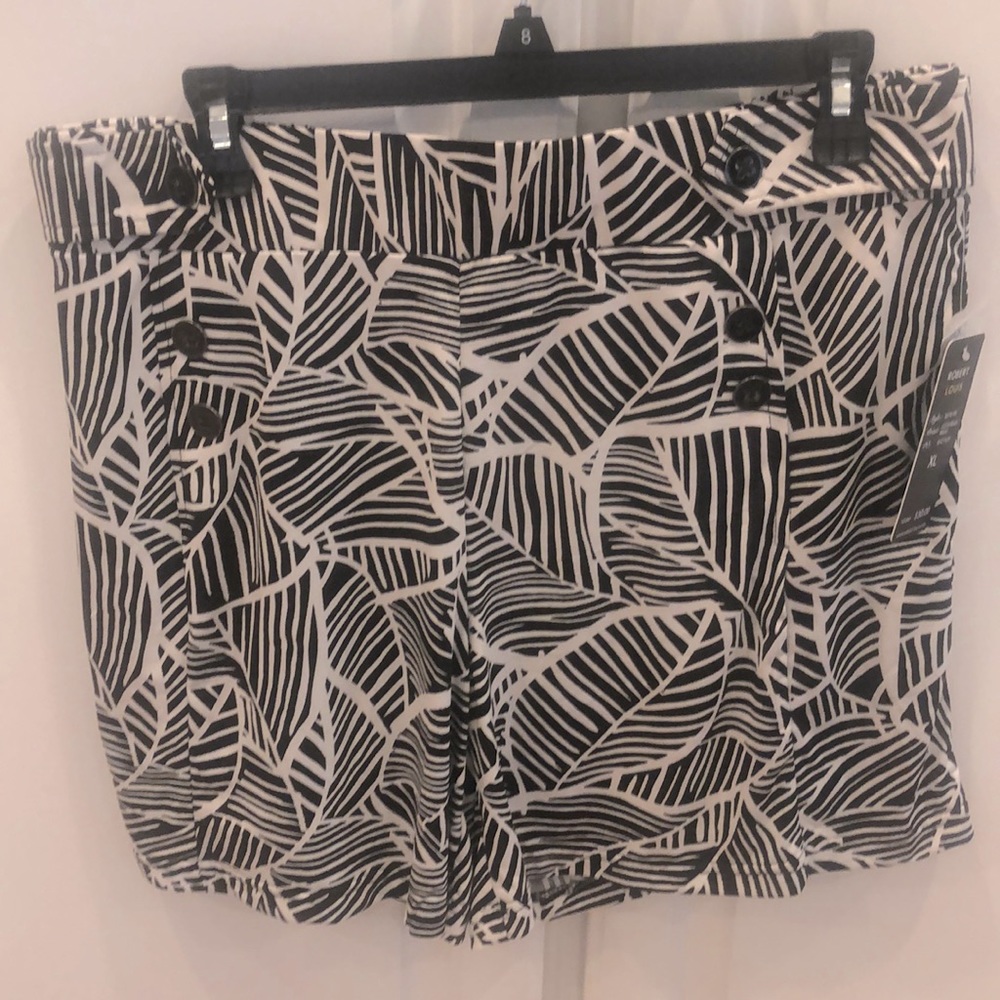 Robert Louis Lady’s shorts, size XL